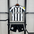 KIT INFANTIL DO NEWCASTLE 25/26 PRETO E BRANCO