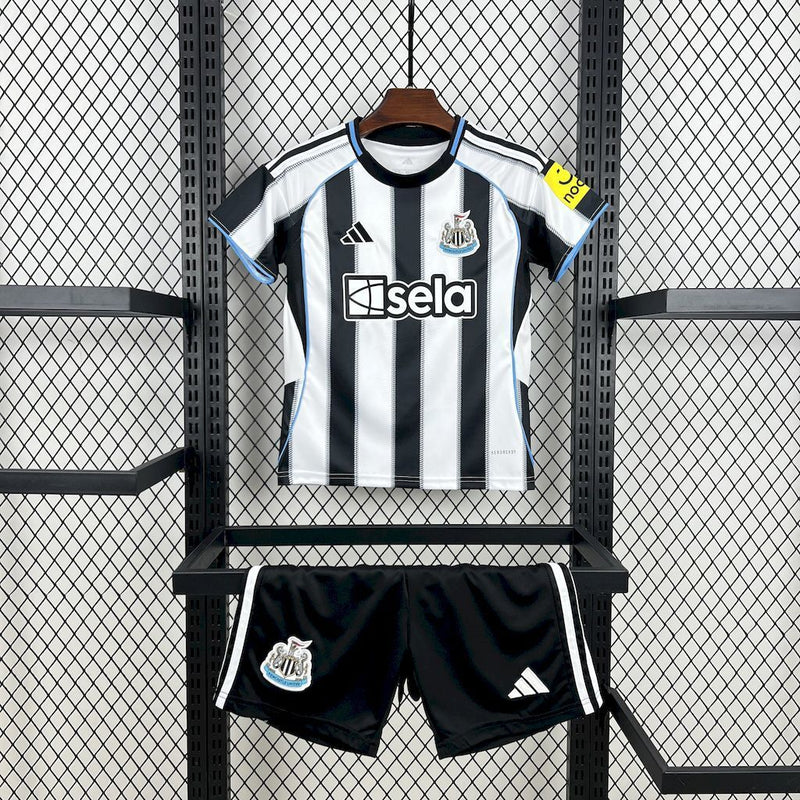 KIT INFANTIL DO NEWCASTLE 25/26 PRETO E BRANCO