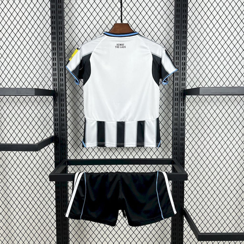 KIT INFANTIL DO NEWCASTLE 25/26 PRETO E BRANCO