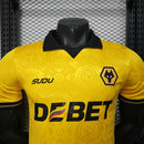 CAMISOLA VERSÃO PLAYER DO WOLVES 25/26 AMARELO