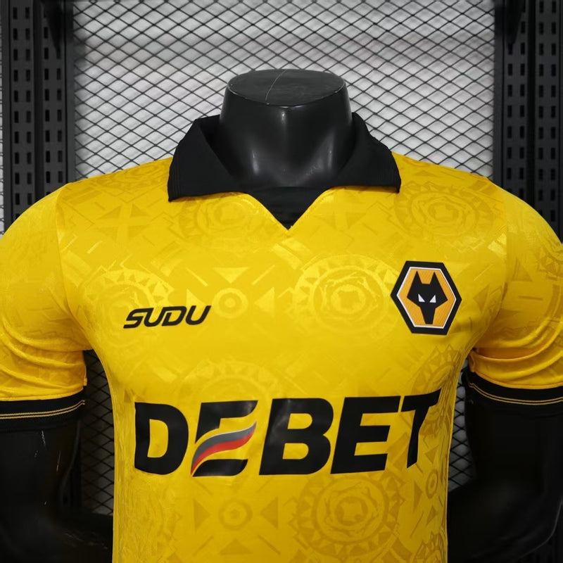 CAMISOLA VERSÃO PLAYER DO WOLVES 25/26 AMARELO