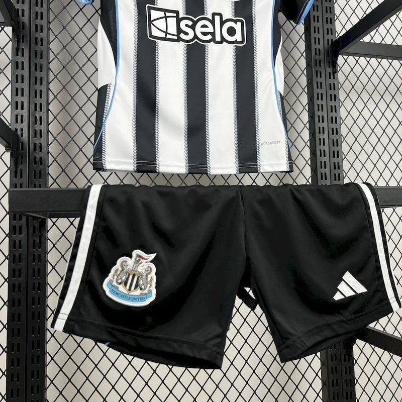 KIT INFANTIL DO NEWCASTLE 25/26 PRETO E BRANCO