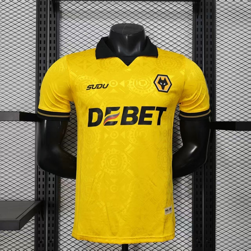 CAMISOLA VERSÃO PLAYER DO WOLVES 25/26 AMARELO