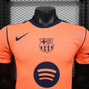 CAMISOLA VERSÃO PLAYER DO BARCELONA 25/26 LARANJA E PRETO