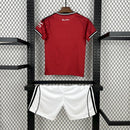 KIT INFANTIL DO MANCHESTER UNITED 25/26 VERMELHO E BRANCO